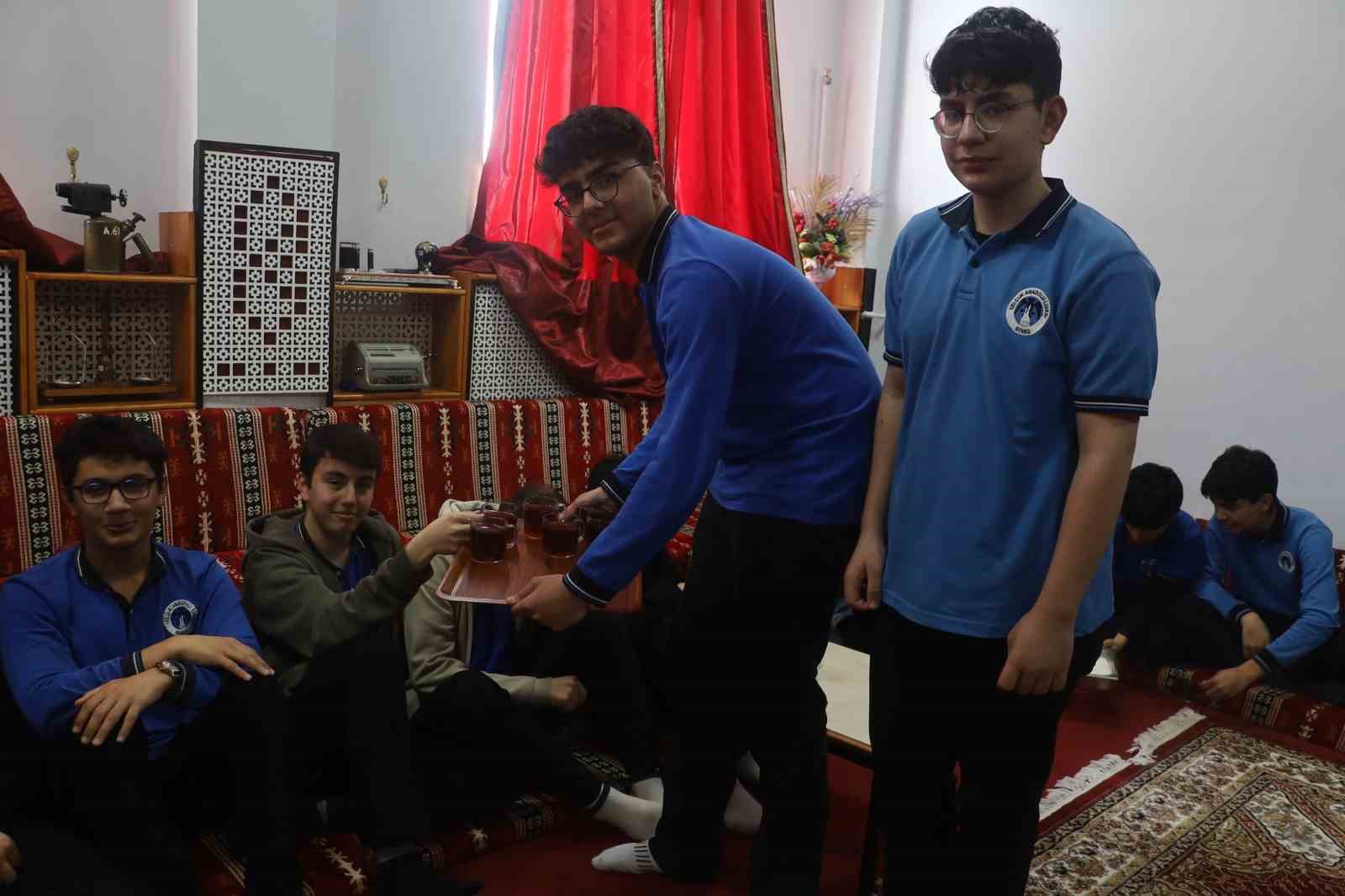 Lisede oluşturulan şark köşesi ile öğrenciler sosyalleşiyor