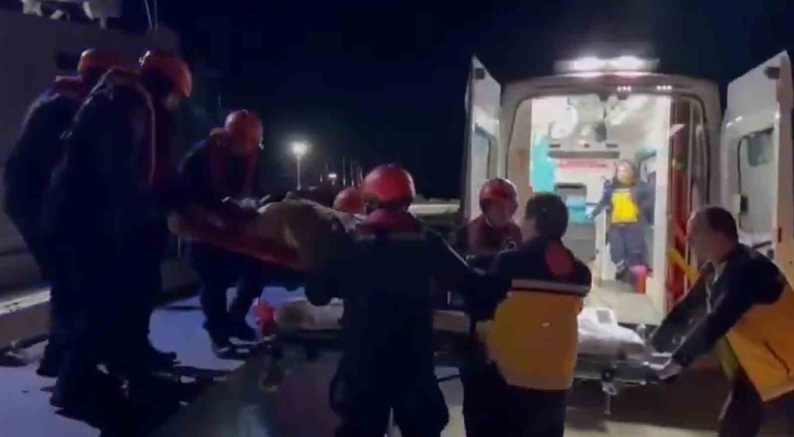 &Ccedil;anakkale&rsquo;de g&ouml;ğ&uuml;s solunum rahatsızlığı tanısı konulan hasta Sahil G&uuml;venlik botu ile tahliye edildi
