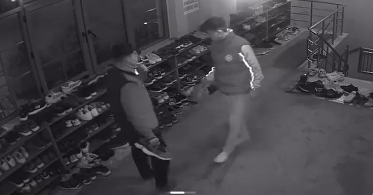 Cemaat namaza durdu, onlar ayakkabıların peşine düştü