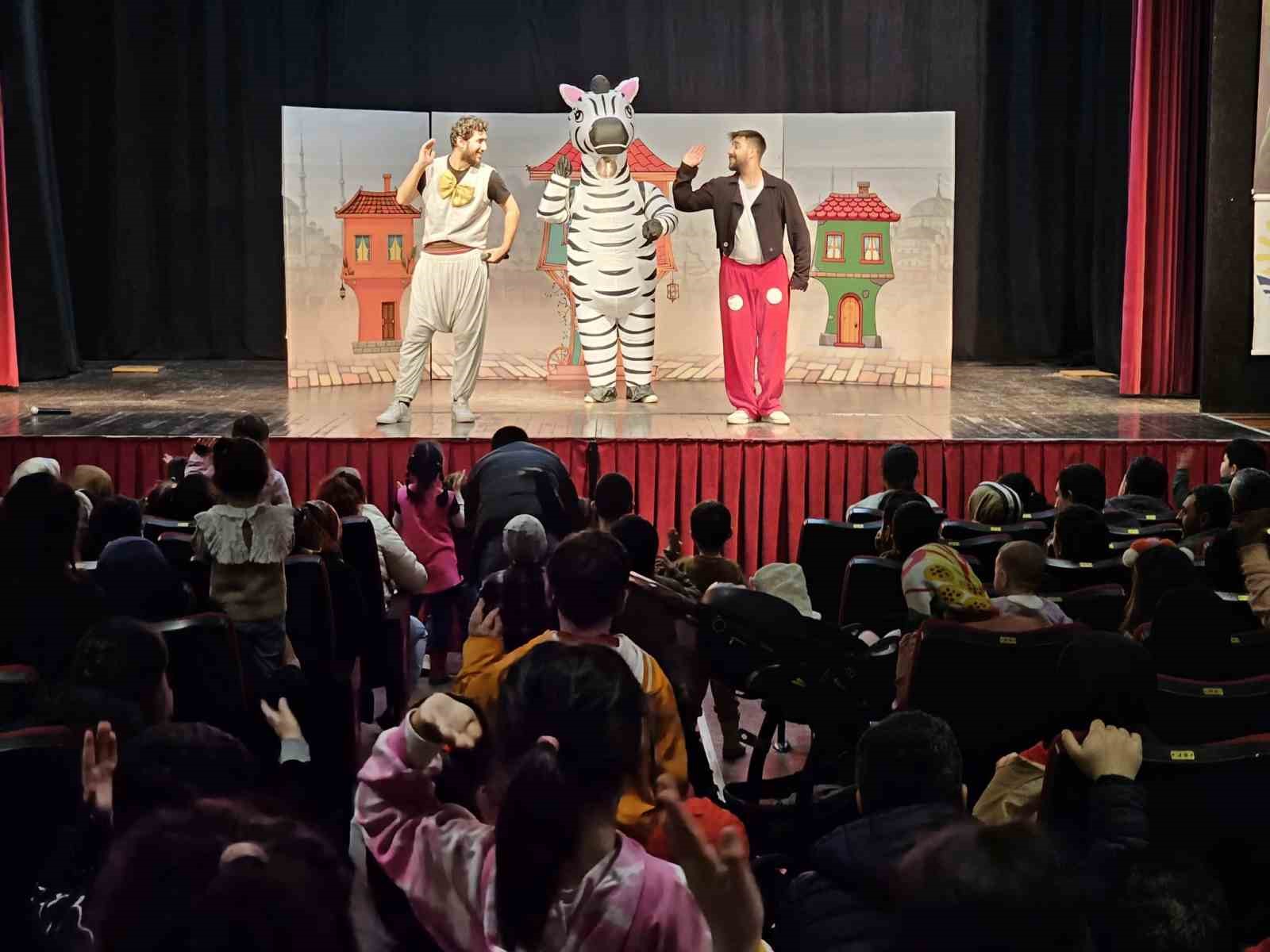 Çocuklar Ramazan şenliğinde eğleniyor
