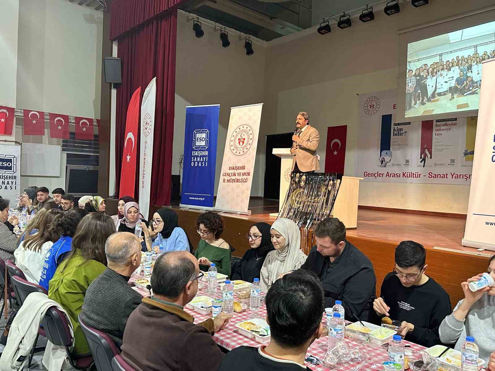 Gen&ccedil;lik ve iş d&uuml;nyası iftar sofrasında buluştu
