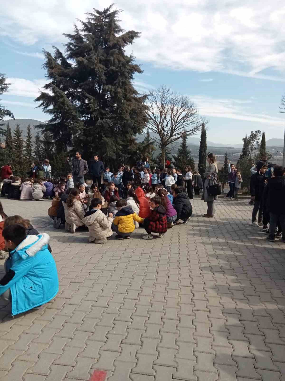 Osmaneli ilkokulunda deprem tatbikatı yapıldı
