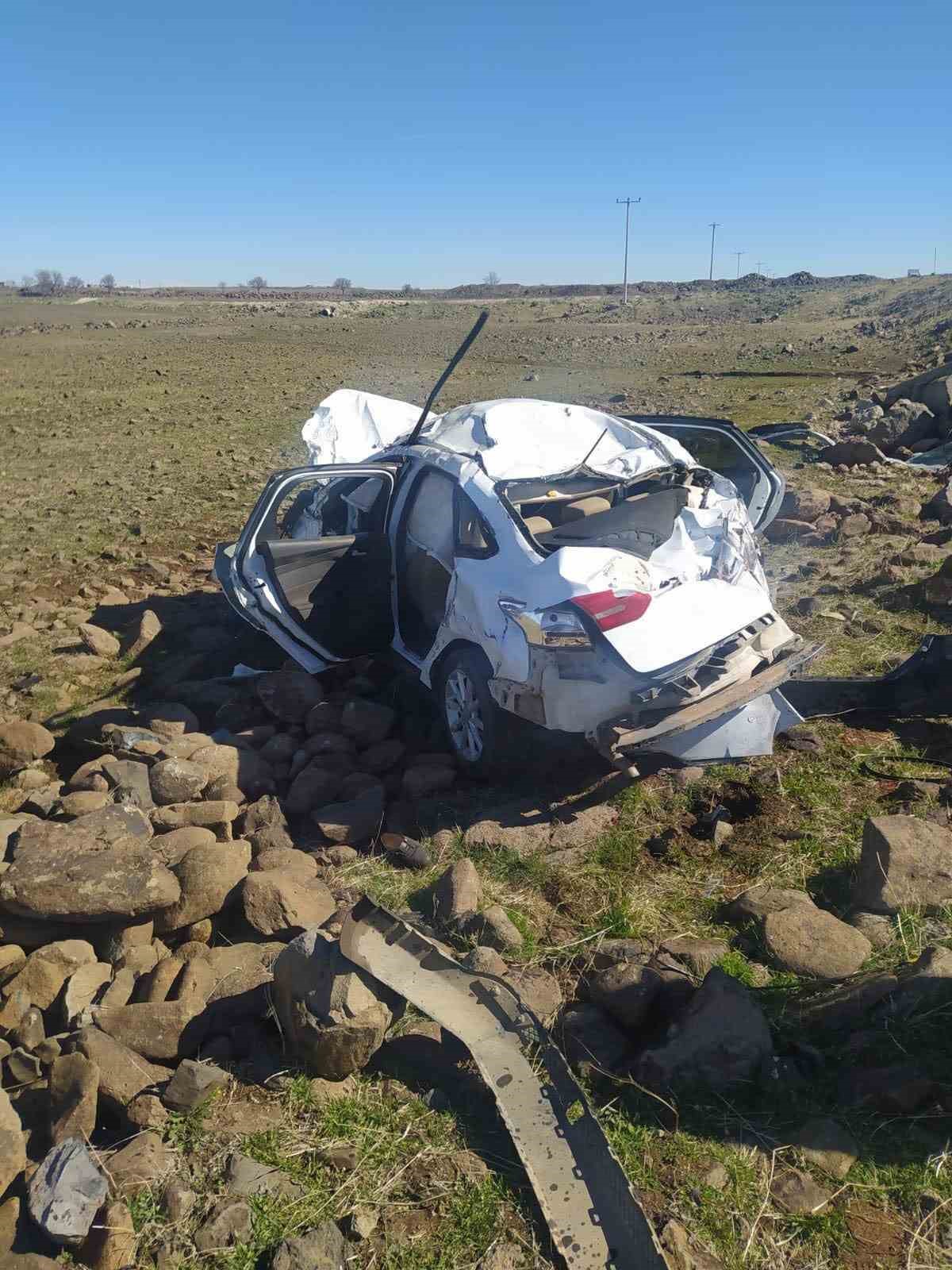 Şanlıurfa&rsquo;da otomobil şarampole devrildi: 2 &ouml;l&uuml;, 1 ağır yaralı
