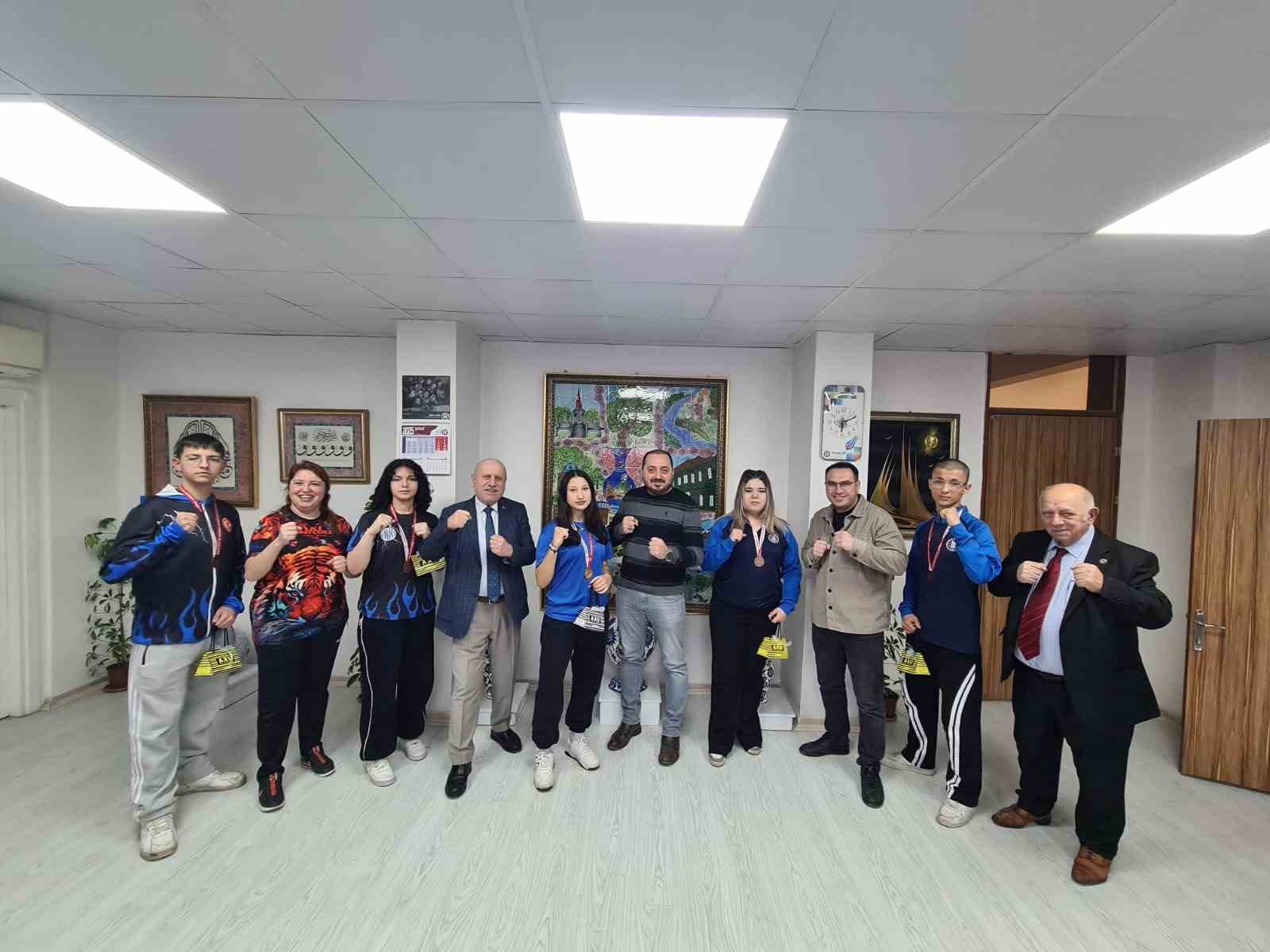 Halk Eğitim Merkezi’nde eğitim alan madalyalı Kick Bokscular ödüllendirildi