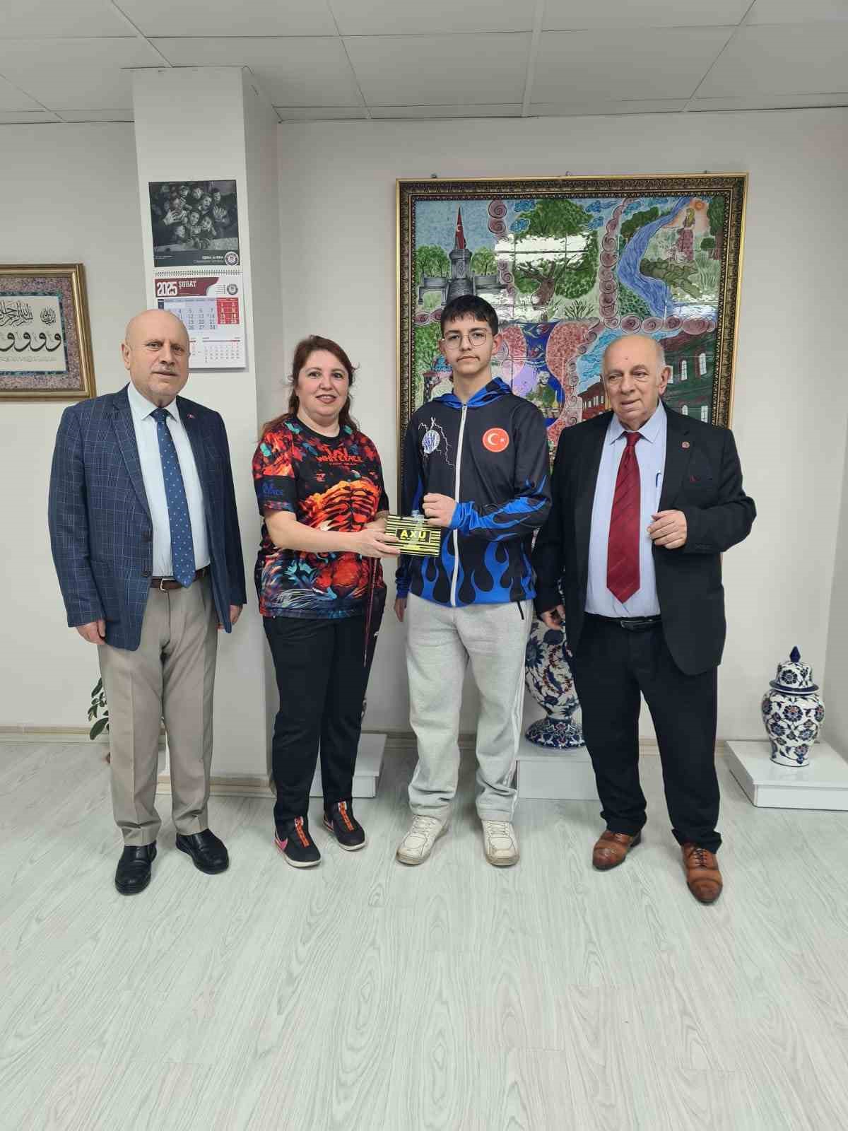 Halk Eğitim Merkezi&rsquo;nde eğitim alan madalyalı Kick Bokscular &ouml;d&uuml;llendirildi
