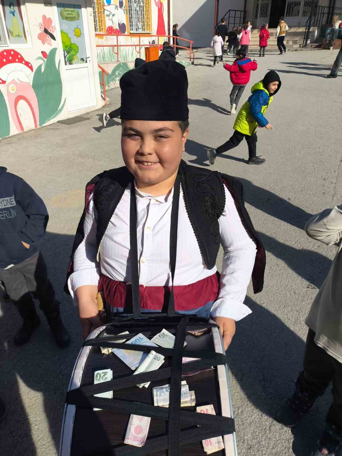 İlkokul &ouml;ğrencisi okulda davul &ccedil;aldı, maniler s&ouml;yledi
