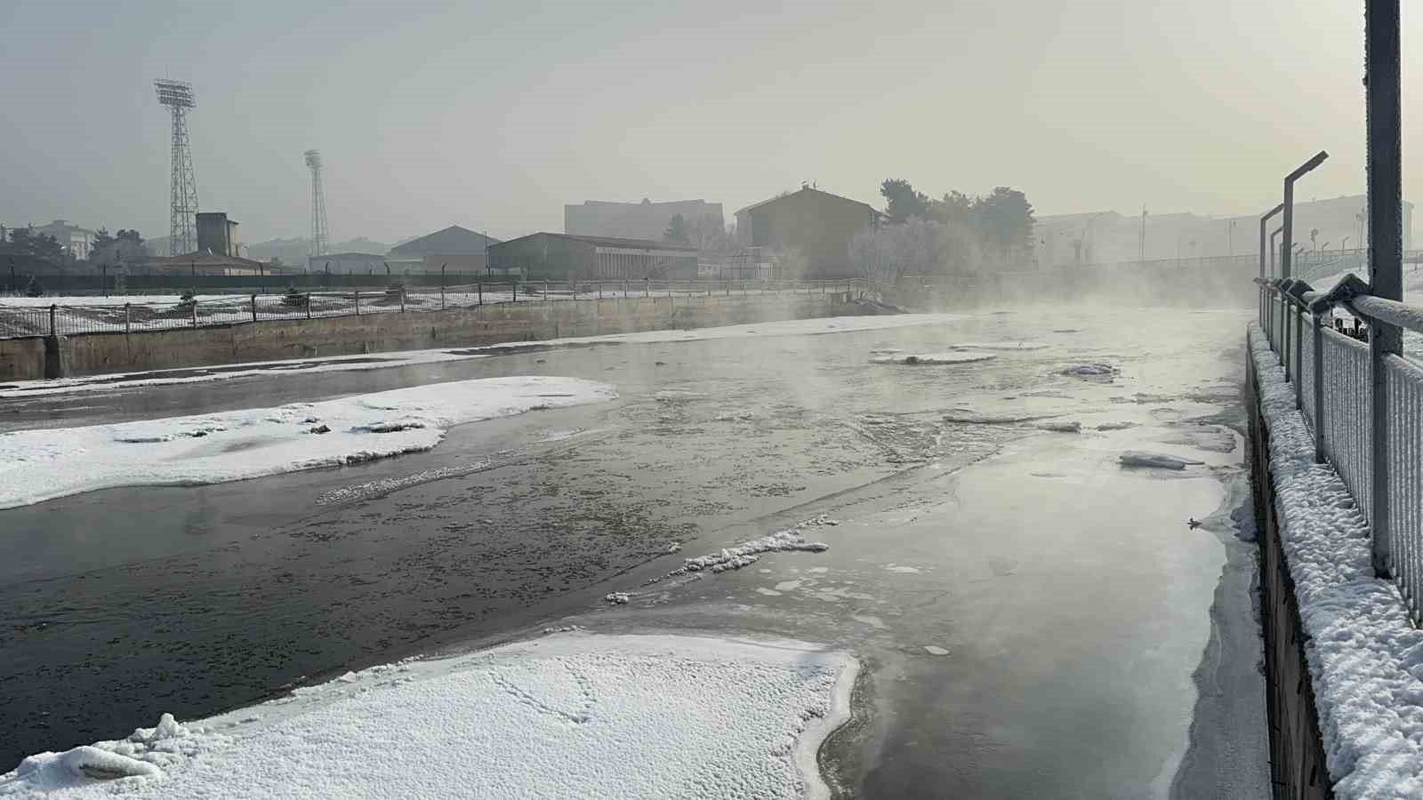 Ağrı&rsquo;da dondurucu soğuklar etkisini s&uuml;rd&uuml;r&uuml;yor

