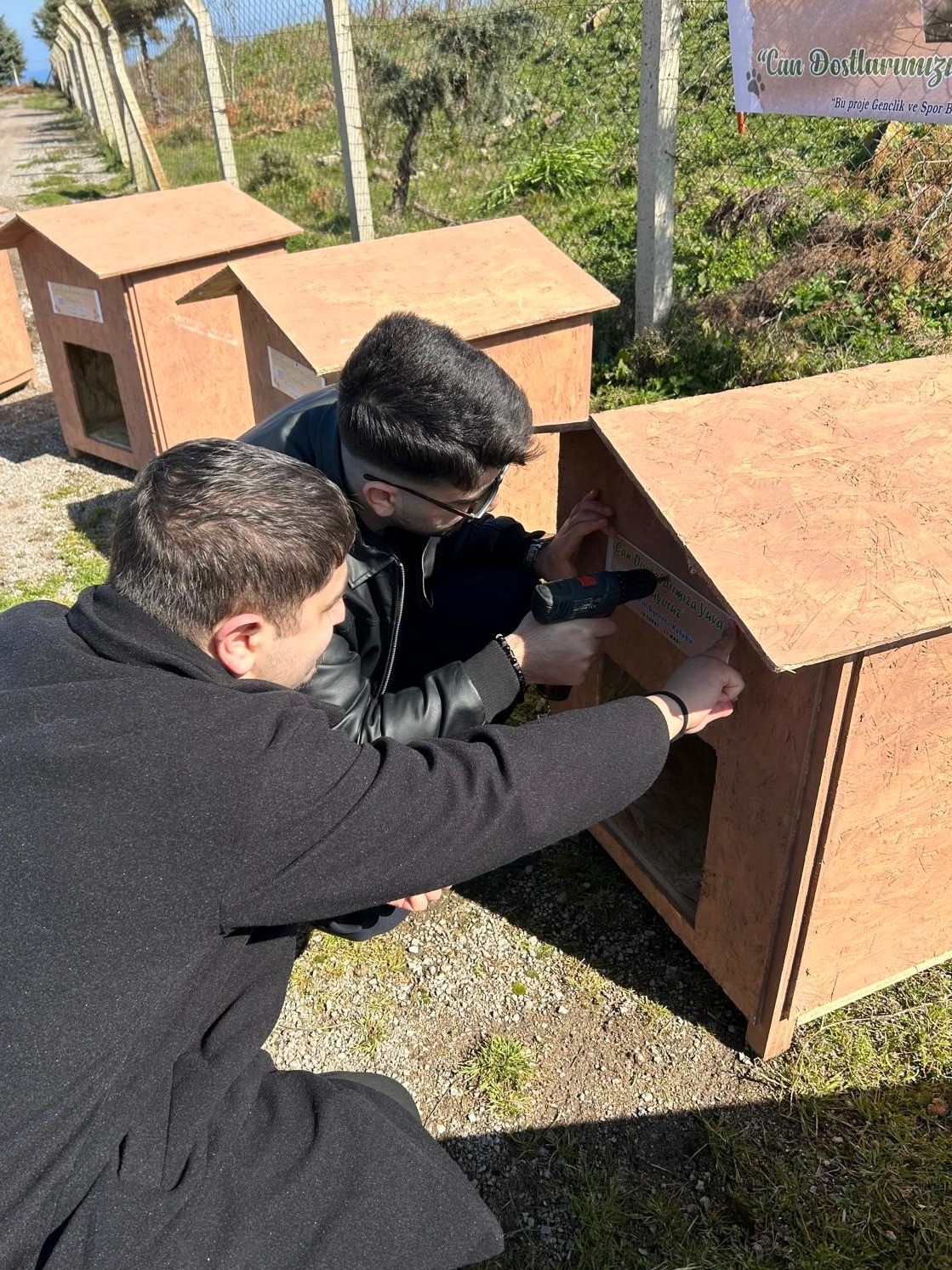 &Uuml;niversite &ouml;ğrencilerinden hayan barınağına kul&uuml;be
