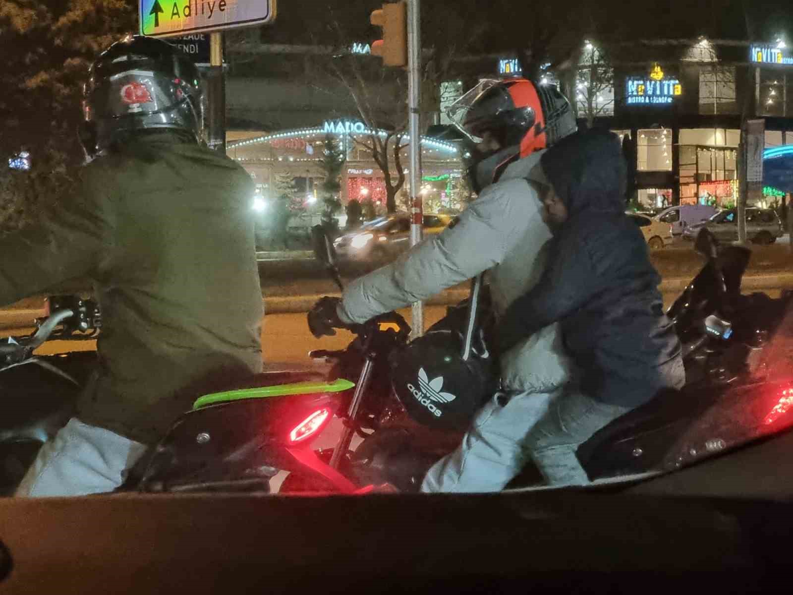 Elazığ’da tehlikeli motosiklet yolculuğu