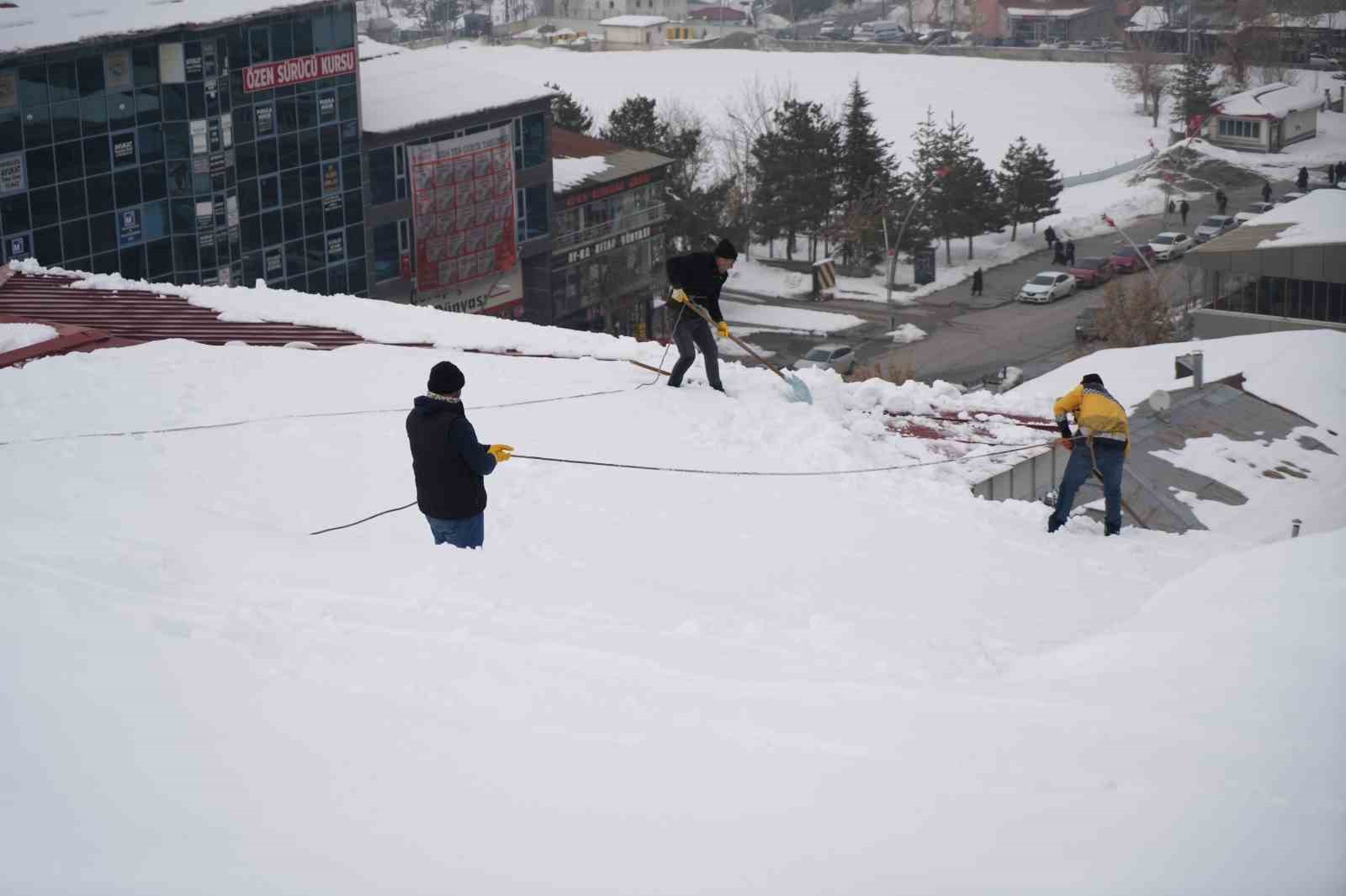 Ekmekleri ipin ucunda