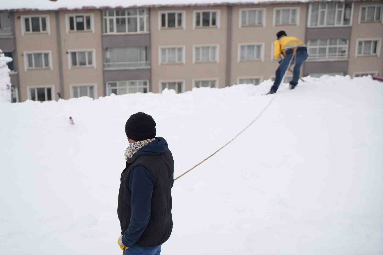 Ekmekleri ipin ucunda
