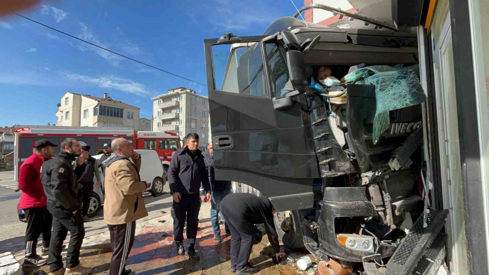 Tırın apartman duvarına çarptığı anlar kamerada: 1’i ağır 2 yaralı