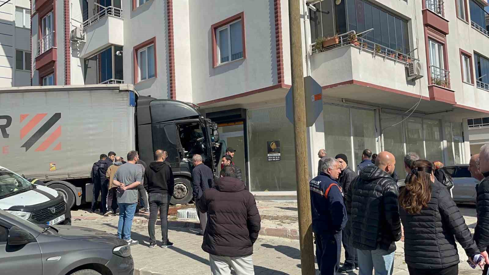 Tırın apartman duvarına &ccedil;arptığı anlar kamerada: 1&rsquo;i ağır 2 yaralı
