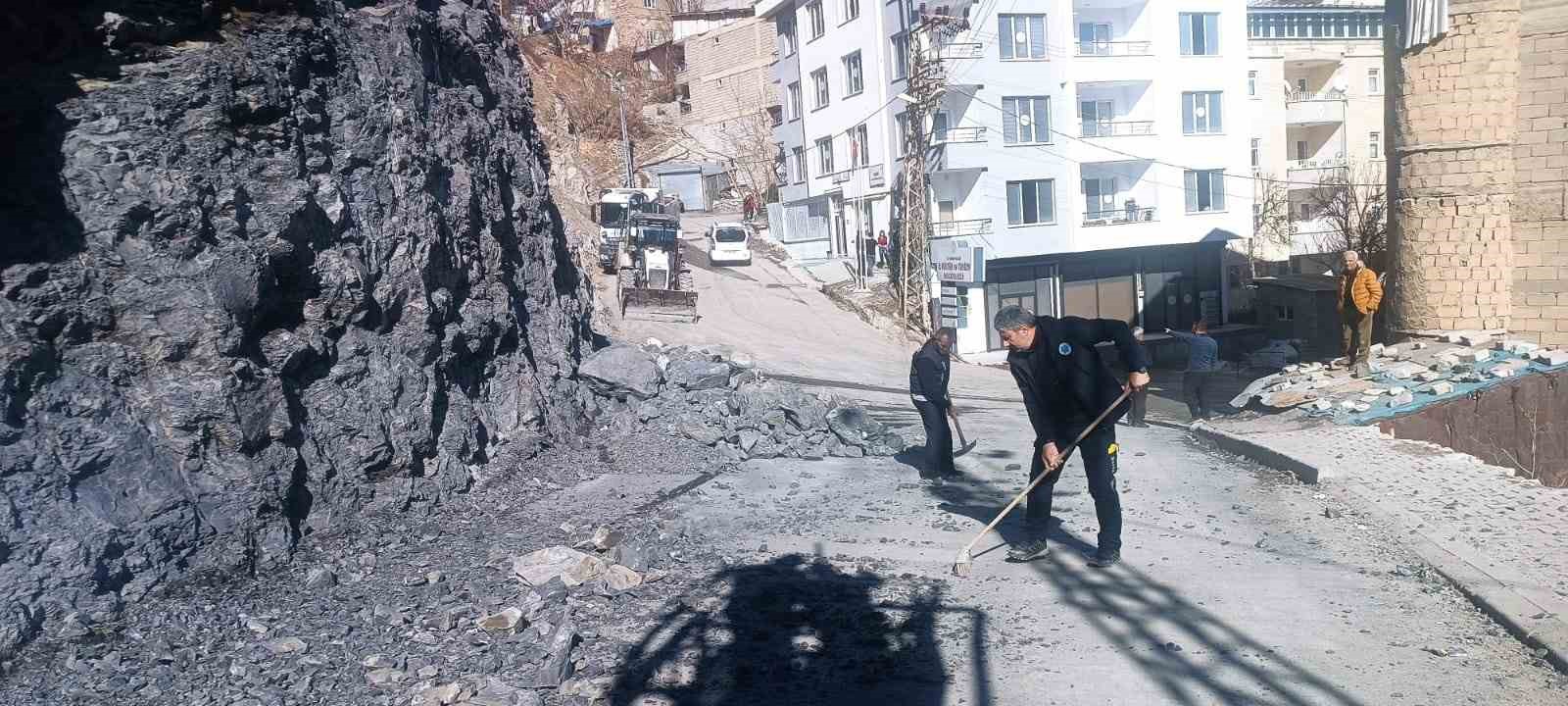 Hakkari&rsquo;de tehlike sa&ccedil;an taşlar g&uuml;venli şekilde indirildi
