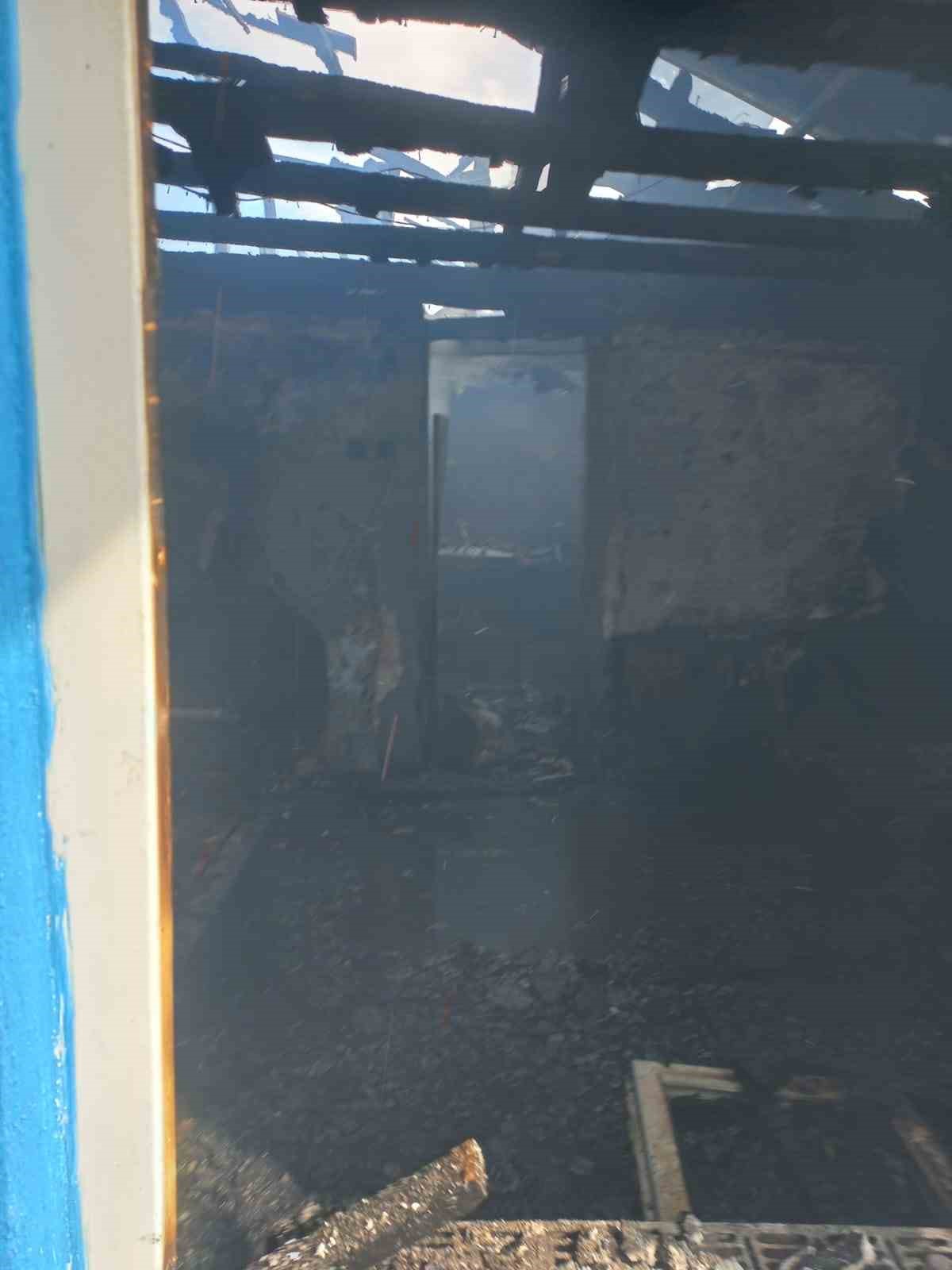 G&ouml;nen&rsquo;de ahşap ev alevlere teslim oldu
