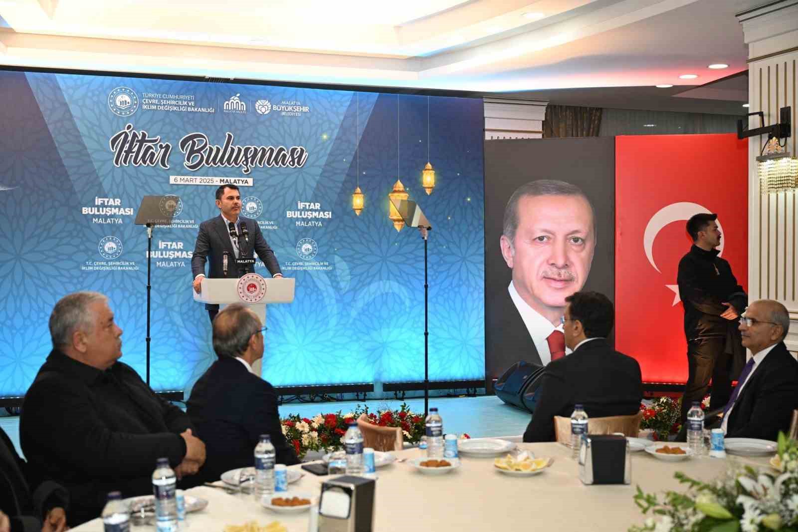 Bakan Kurum: "Muhalefet deprem bölgesini siyasi malzeme yapıyor, buna izin vermeyeceğiz"
