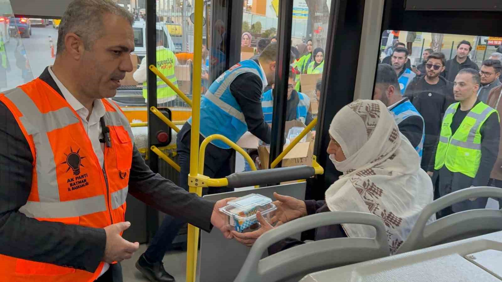 "İftara 5 Kala" projesiyle yolda kalanlara iftarlık ikram paketi dağıtıldı