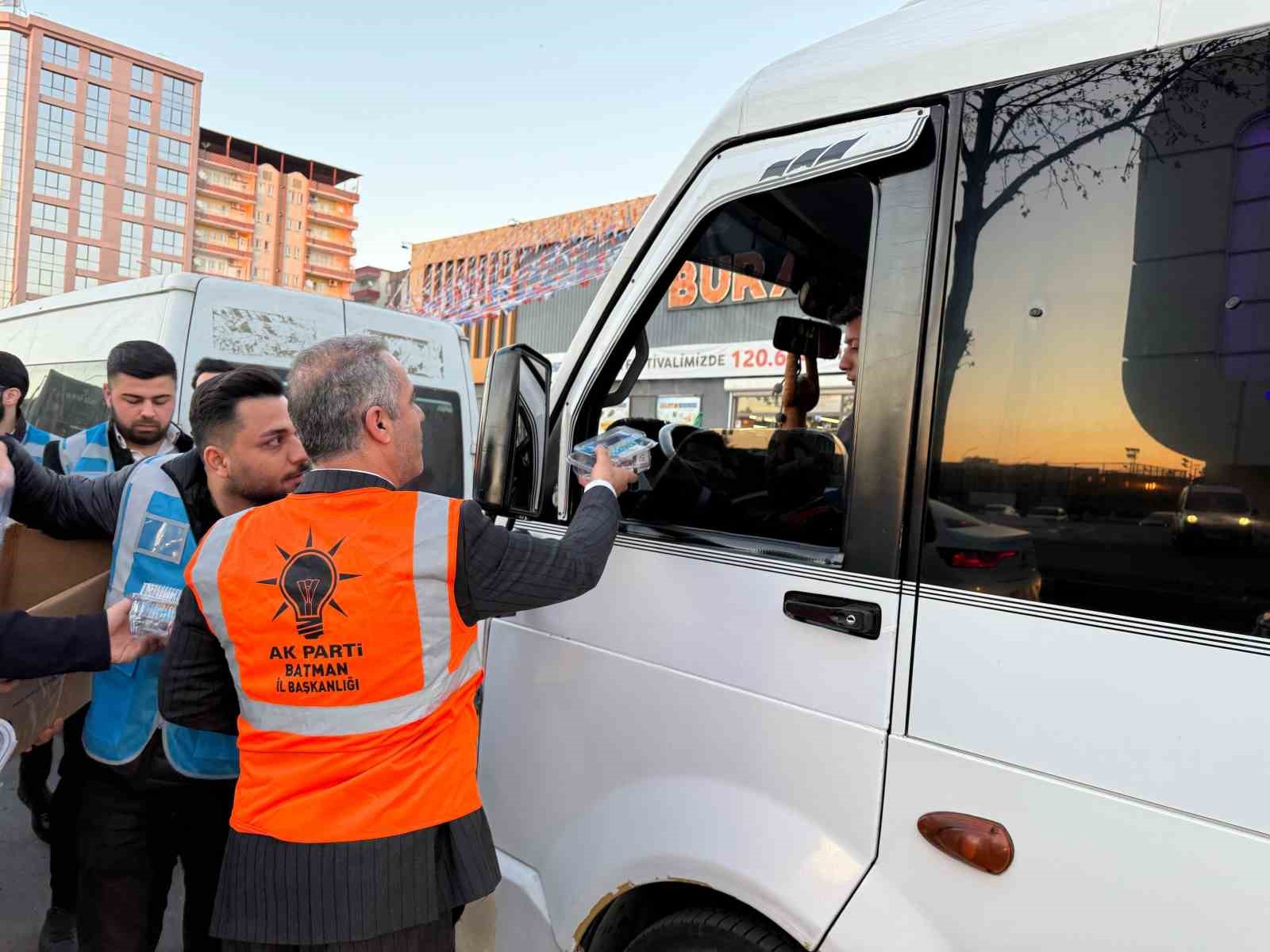 "İftara 5 Kala" projesiyle yolda kalanlara iftarlık ikram paketi dağıtıldı
