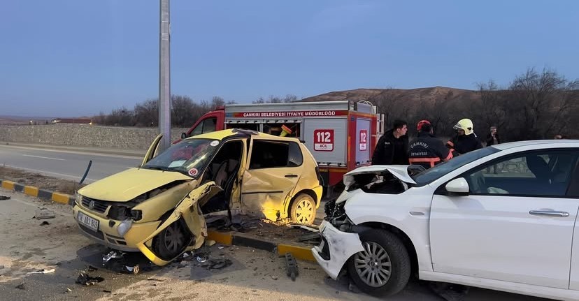 &Ccedil;ankırı&rsquo;da iki otomobil &ccedil;arpıştı: 6 yaralı
