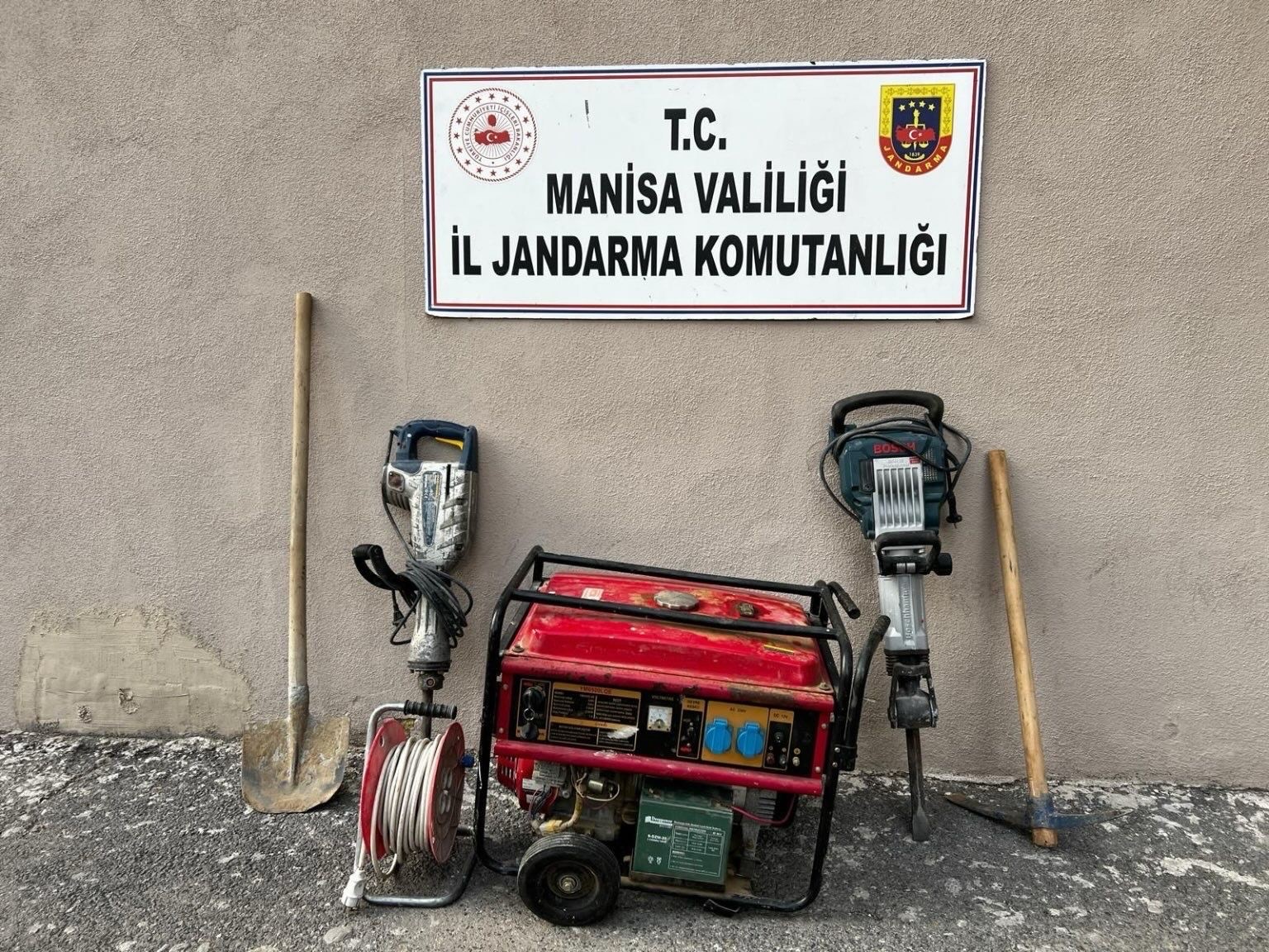 Manisa&rsquo;nın iki il&ccedil;esinde izinsiz kazıya su&ccedil;&uuml;st&uuml;
