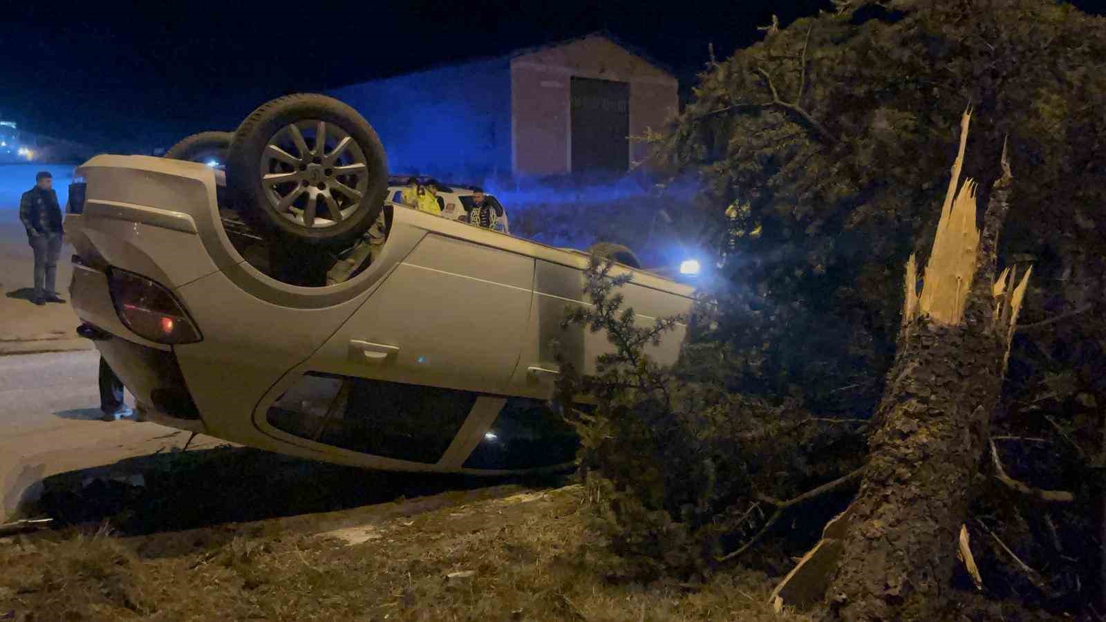 Tavşanlı’da otomobil takla attı: 3 yaralı