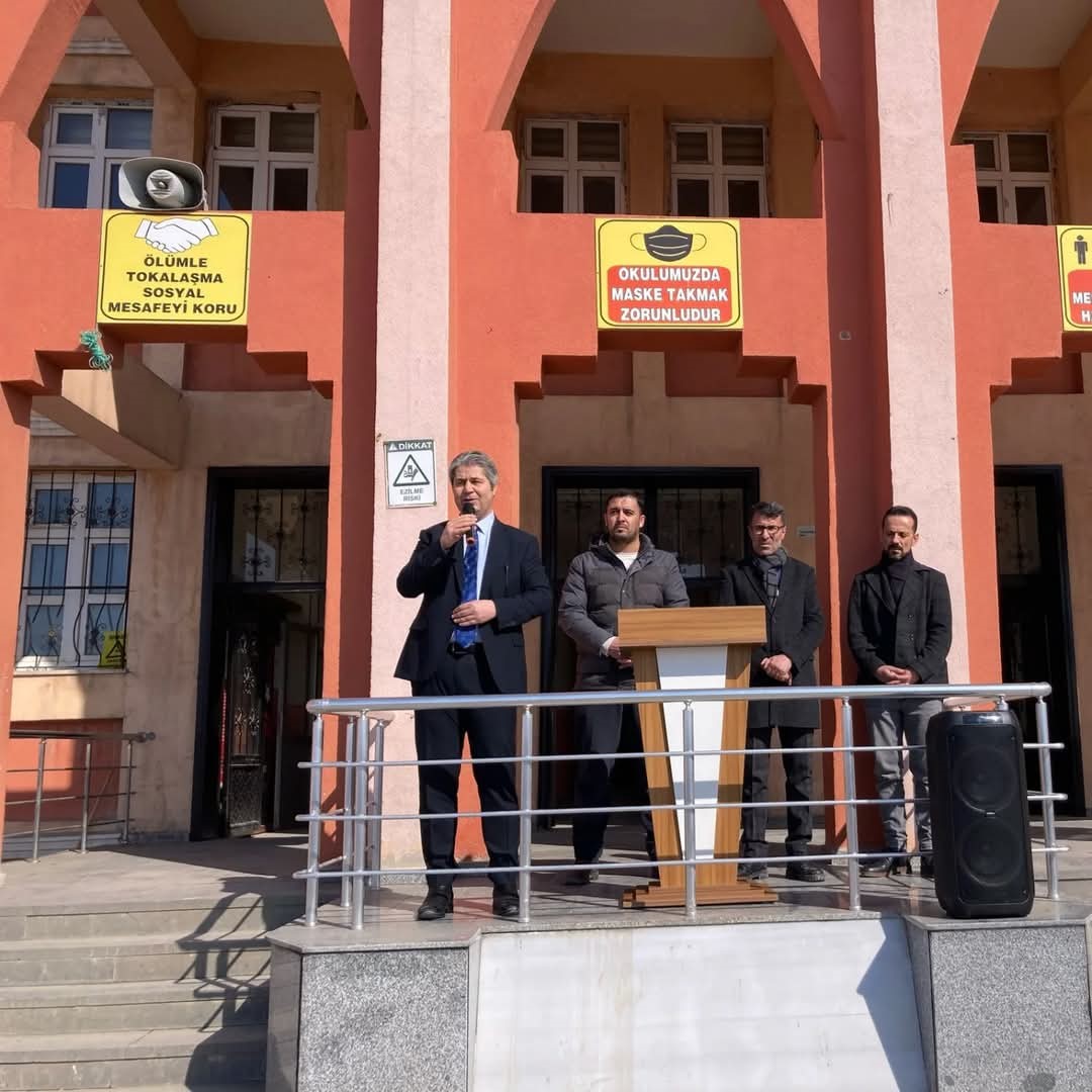&Ouml;zalp&rsquo;teki t&uuml;m okullarda deprem tatbikatı yapıldı

