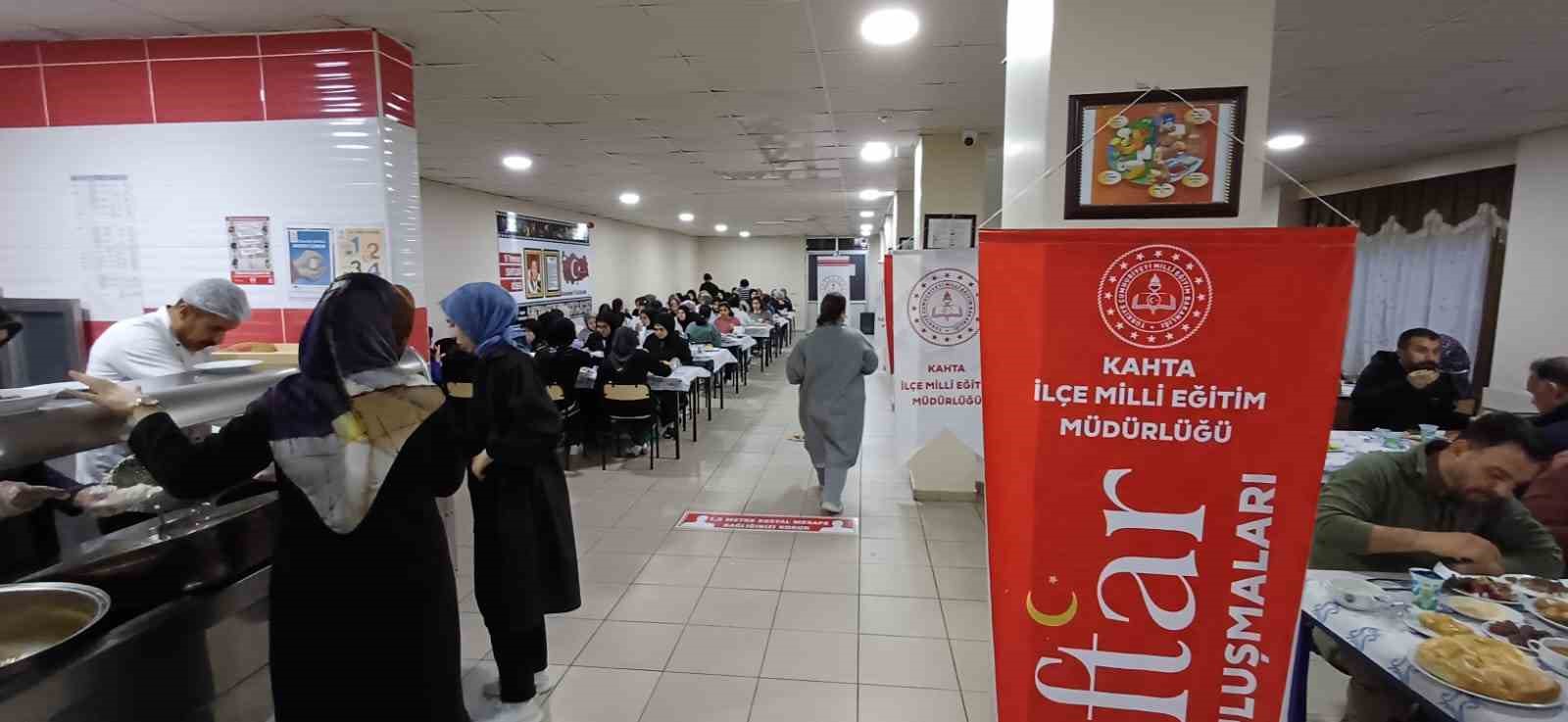 Kaymakam Soysal, &ouml;ğrencilerle iftar programında buluştu
