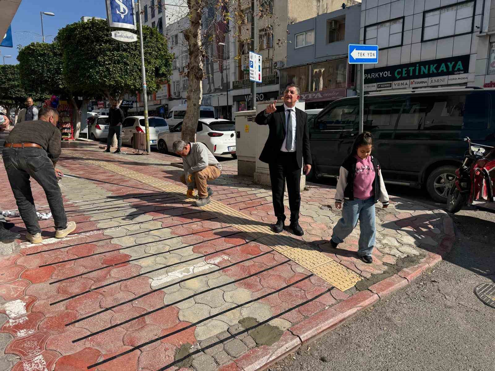 Yaşlı kadının gözyaşları içerisinde acı çekmesine neden olan kaldırım saatler içinde yenilendi