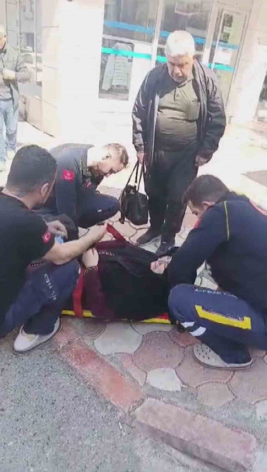 Yaşlı kadının g&ouml;zyaşları i&ccedil;erisinde acı &ccedil;ekmesine neden olan kaldırım saatler i&ccedil;inde yenilendi
