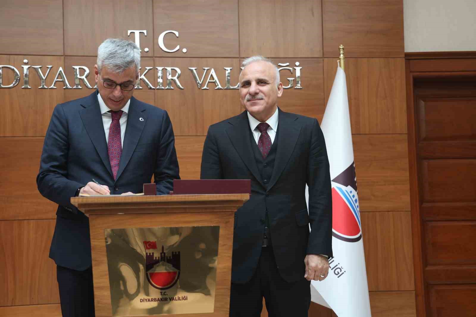 Sağlık Bakanı Memişoğlu Diyarbakır Valiliğini ziyaret etti