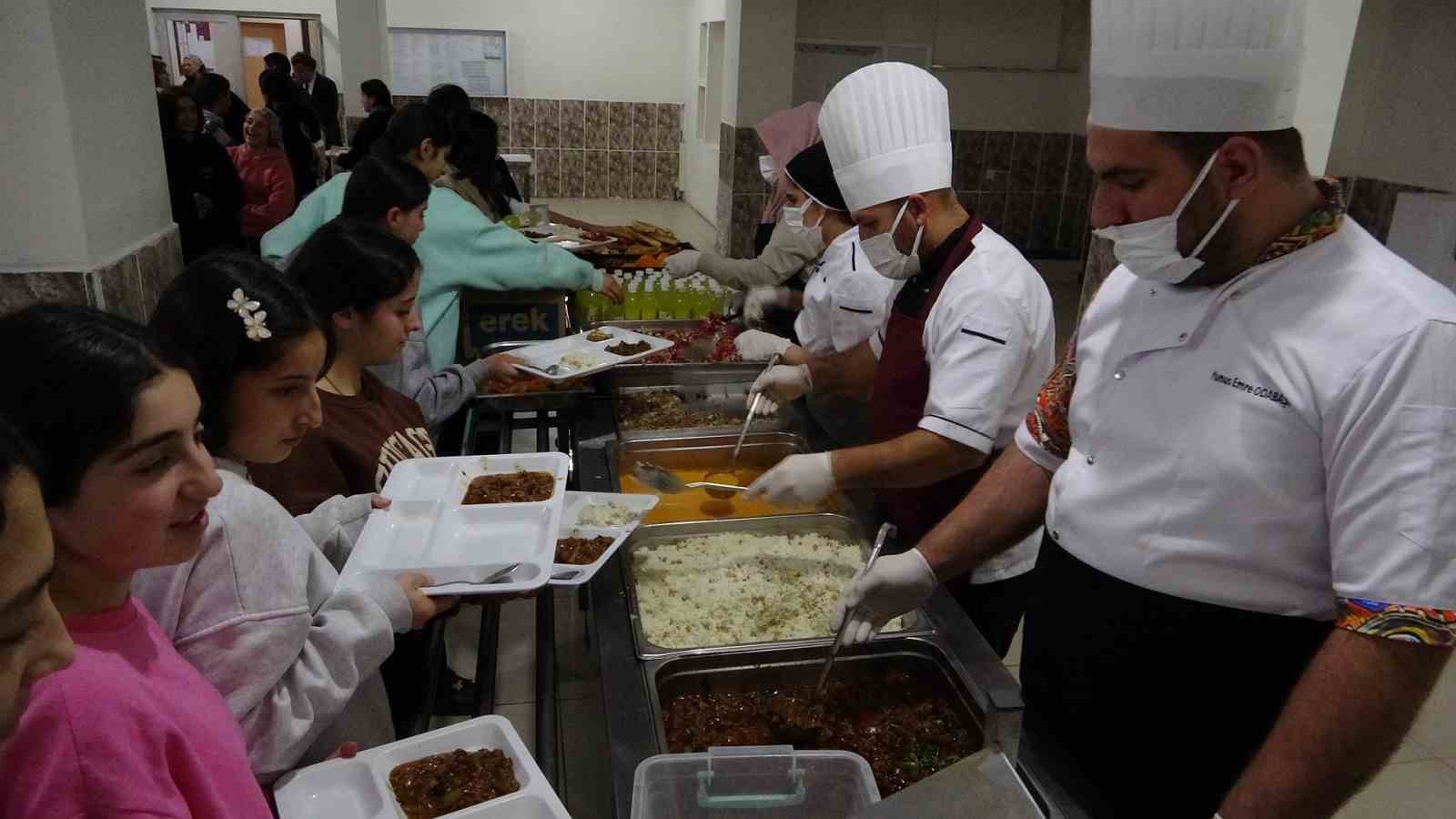 Van&rsquo;daki okul pansiyonlarında restoranları aratmayan yemek men&uuml;s&uuml;

