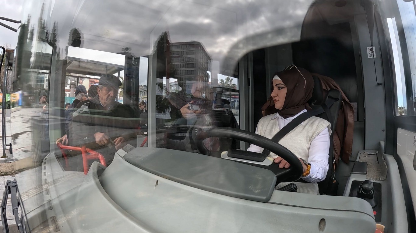 Samsun&rsquo;un toplu ulaşımı kadınlara emanet: Otob&uuml;s şof&ouml;r&uuml;, vatman ve şef
