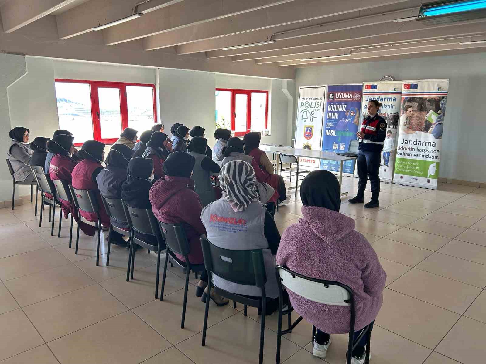 Tavşanlı&rsquo;da 38 kadın iş&ccedil;iye dijital bağımlılık ve siber zorbalık konularında eğitim
