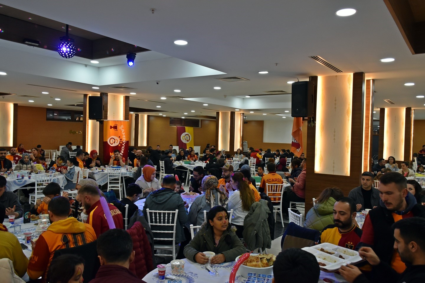 Galatasaray taraftar grubunun iftar yemeği b&uuml;y&uuml;k ilgi g&ouml;rd&uuml;
