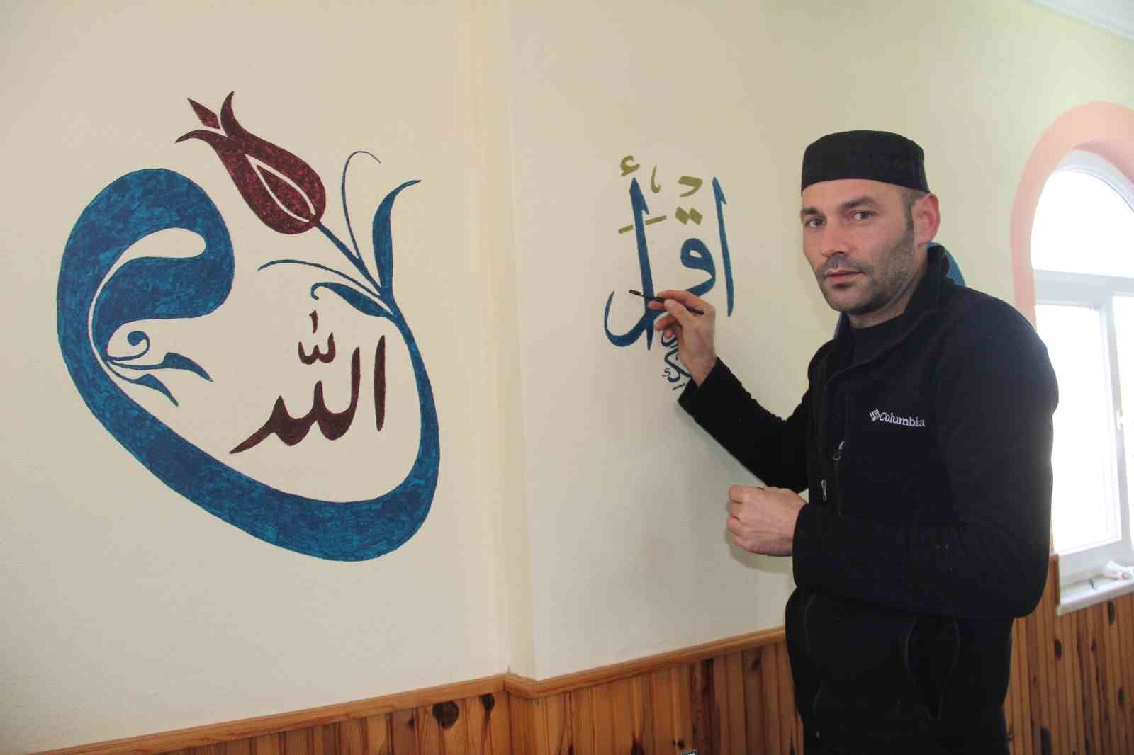 Görev yaptığı camiyi hat sanatıyla nakış nakış süsledi