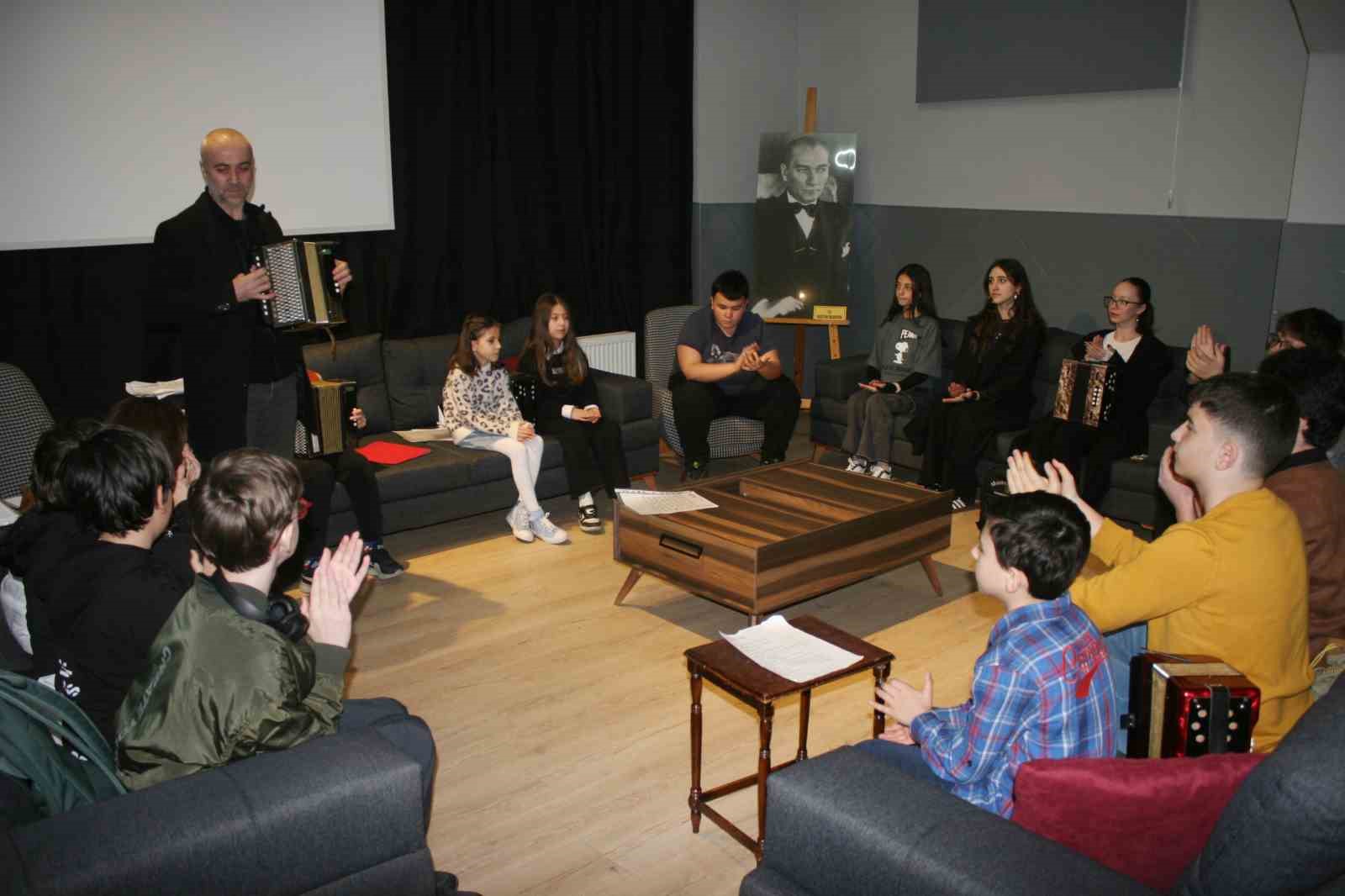 Kuzey Kafkas halk dansını gelecek nesillere aktarmayı ama&ccedil;lıyorlar
