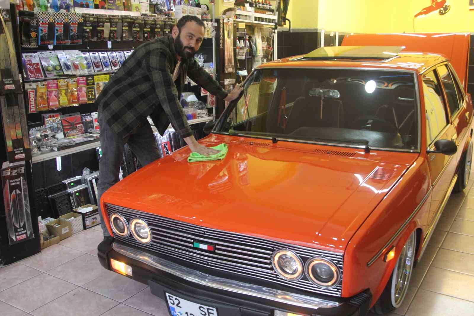 Yarım milyonluk antika aracı iş yerinde dekor olarak kullanıyor