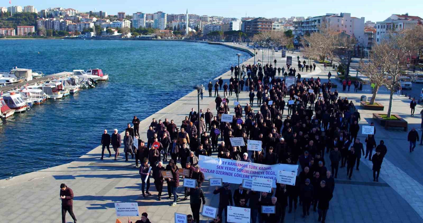 &Ccedil;anakkale Valisi, kadına şiddete dikkat &ccedil;ekmek i&ccedil;in siyah giyinip y&uuml;r&uuml;d&uuml;
