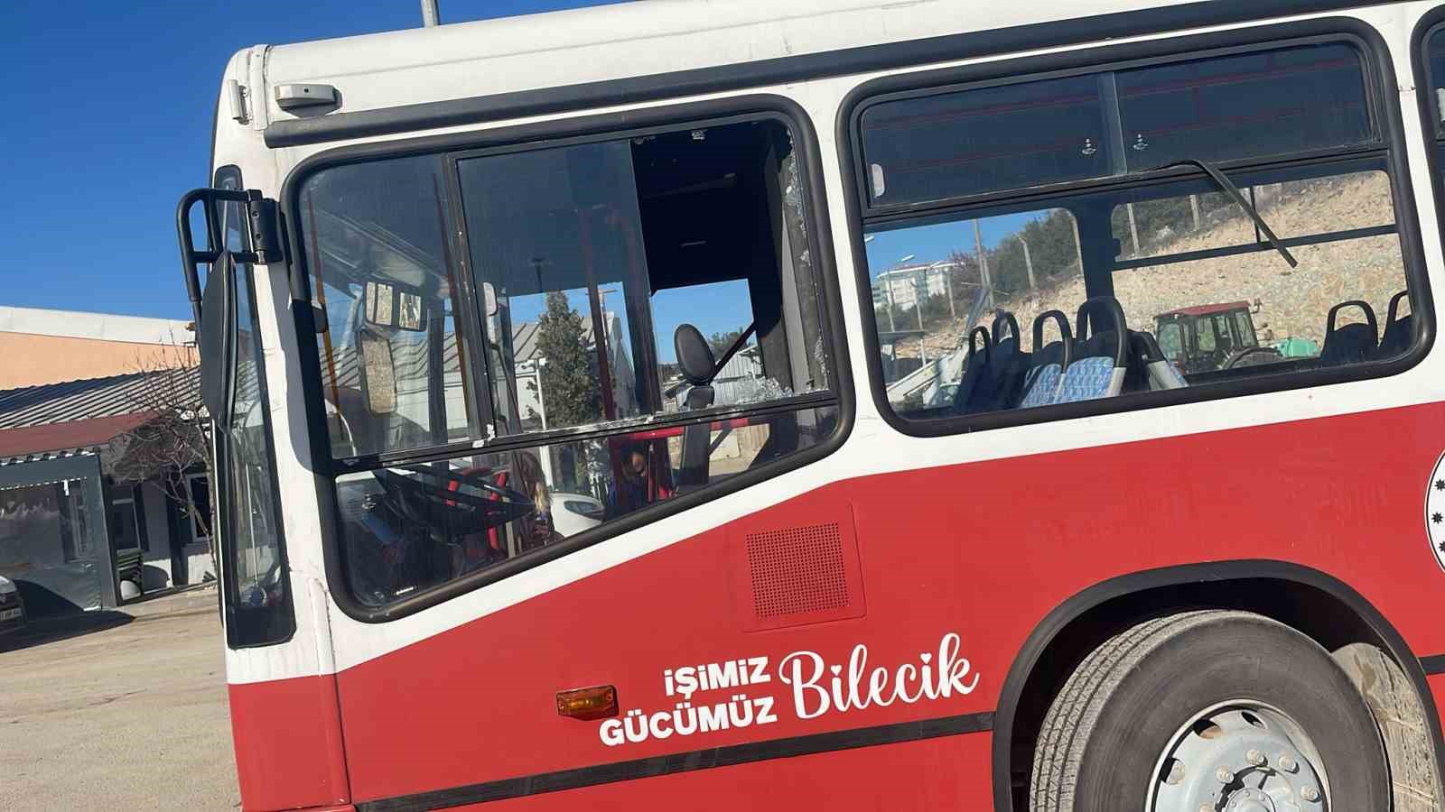 Kontak kapatan minibüsçüler belediyenin otobüsünü taşladı