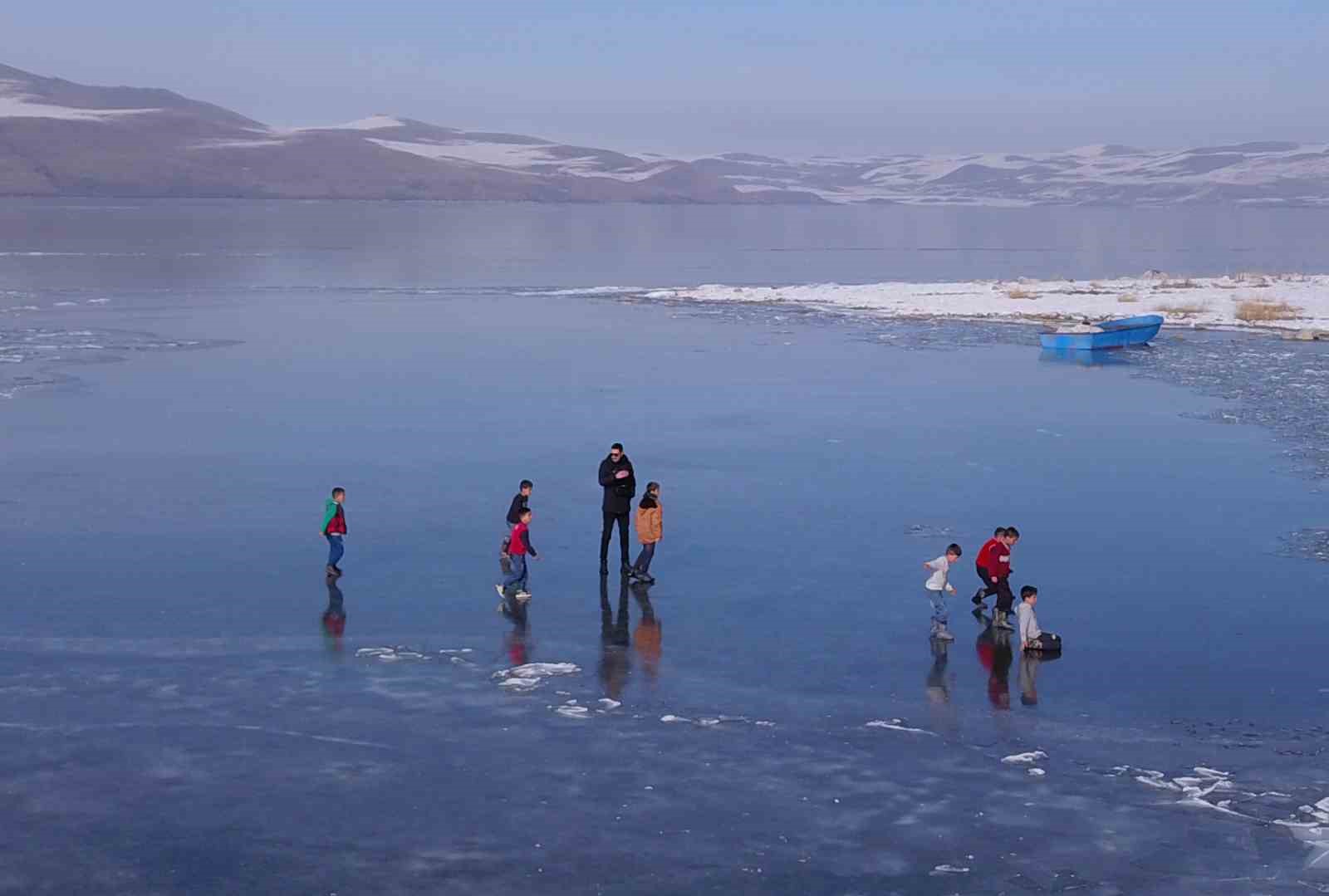 Donan g&ouml;l &ccedil;ocukların oyun alanı oldu
