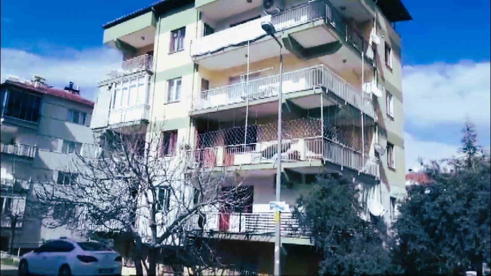 Alevlerin arasından kurtarılan ana oğul evsiz kaldı