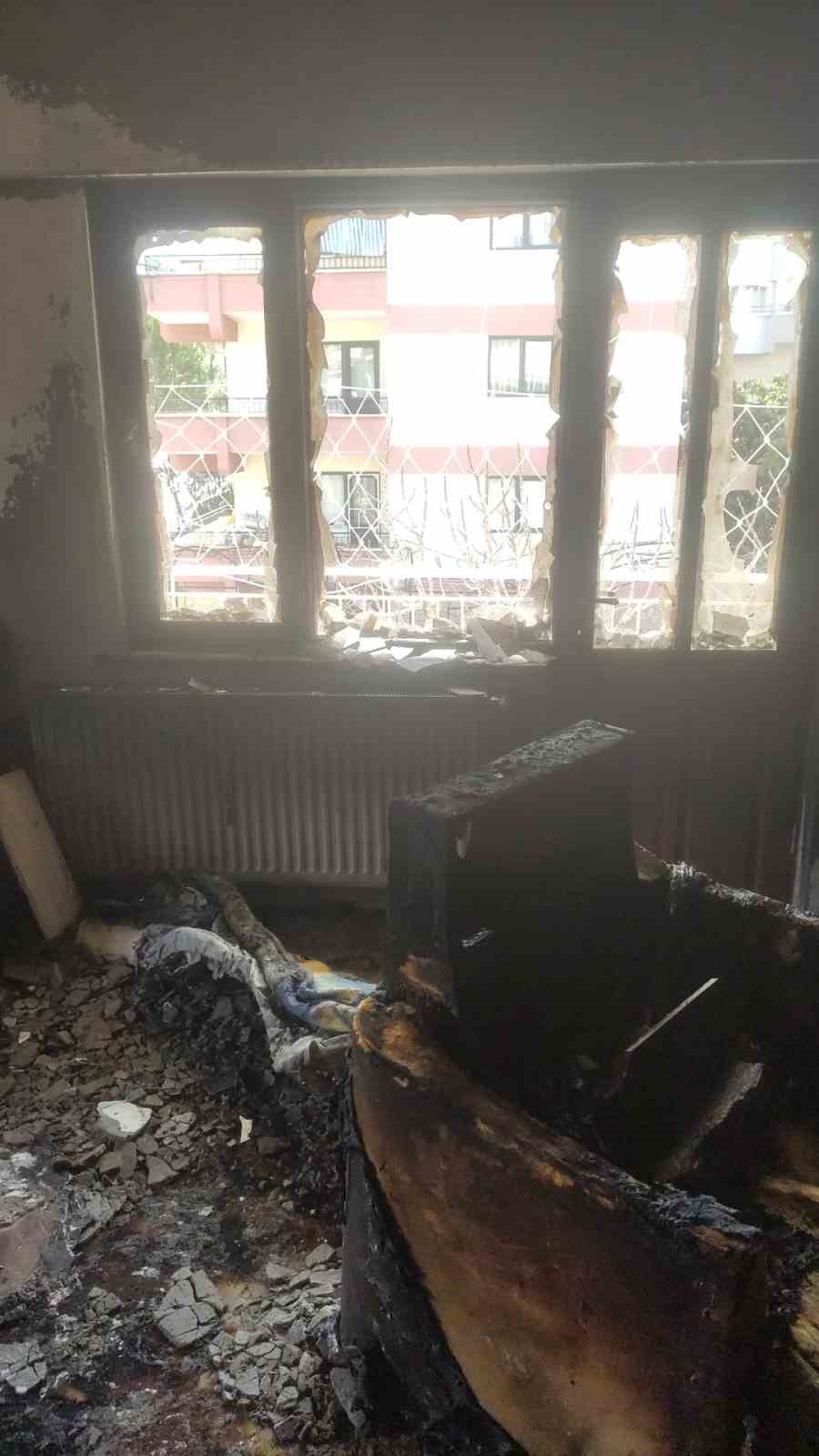 Alevlerin arasından kurtarılan ana oğul evsiz kaldı
