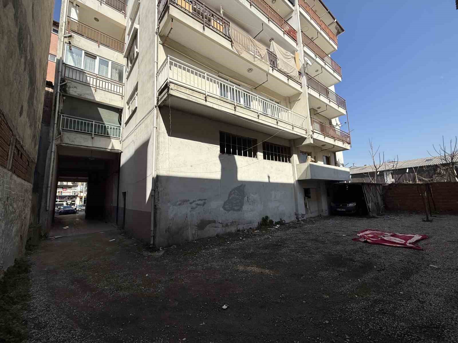 Hamile kadının &ouml;l&uuml;m&uuml;ndeki sır perdesi aralanacak: G&ouml;zaltına alınan 3 ş&uuml;pheli adliyede
