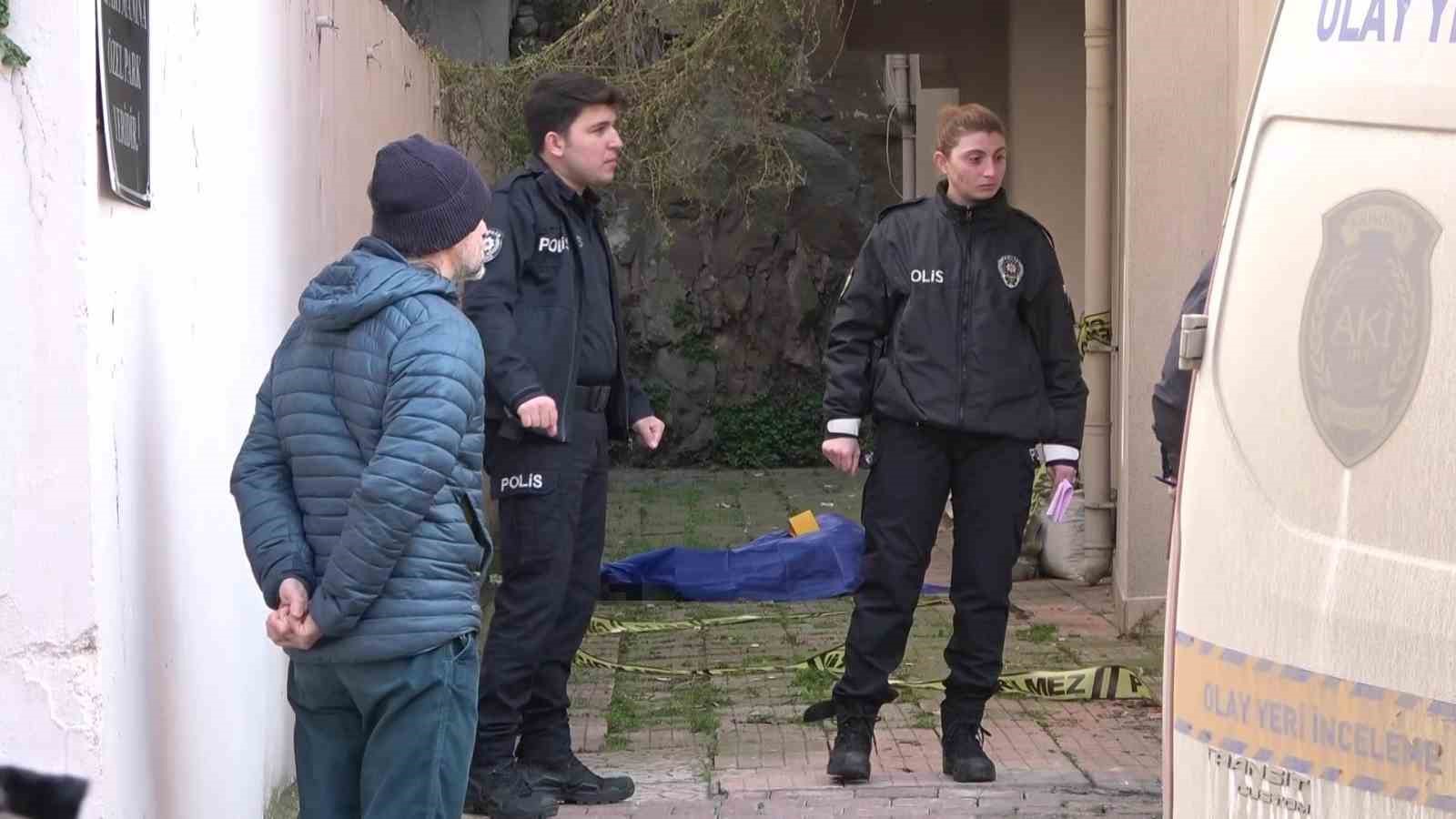 Balkondan düşen yaşlı adam hayatını kaybetti