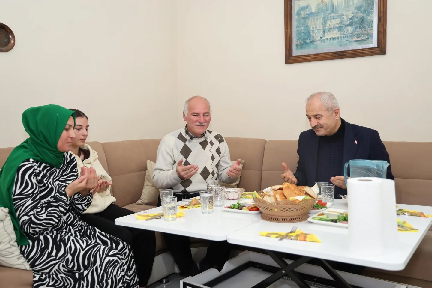 Başkan Büyükgöz hemşehrilerinin hanelerine konuk oluyor