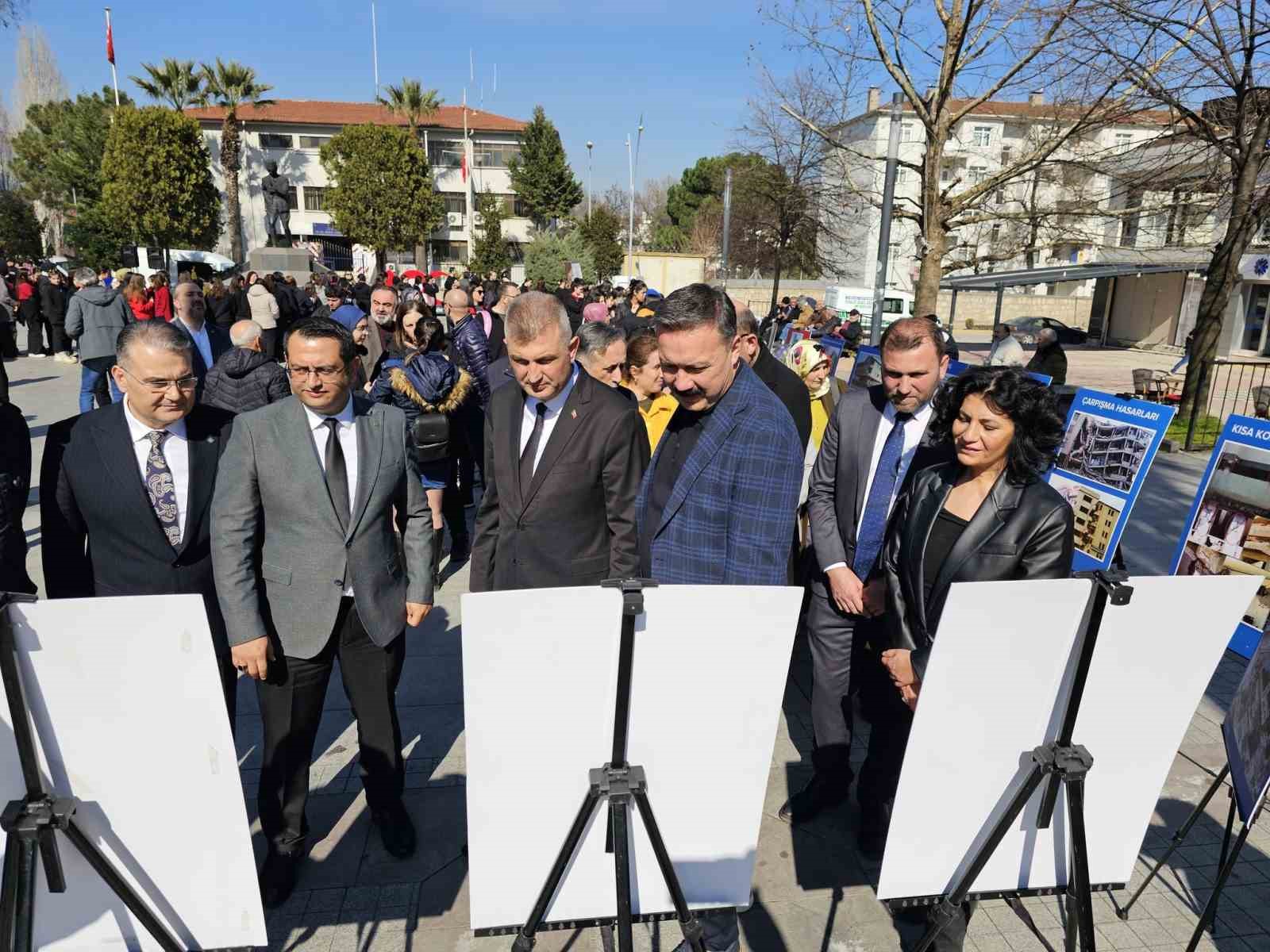 Depremde hasar gören binaların yer aldığı fotoğraf sergisine yoğun ilgi
