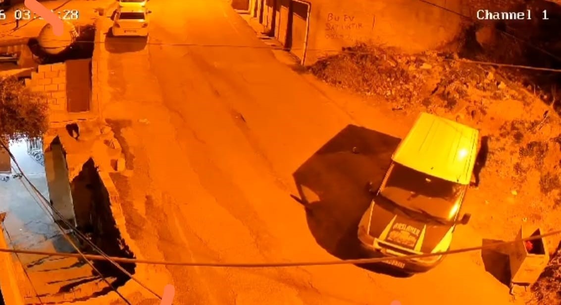 Mardin’de ilginç hırsızlık girişimi: Minibüsü ittiler ama çalamadılar