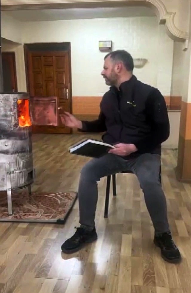 800 bin lira alacağı olan esnaf, sitem ederek veresiye defterini sobada yaktı
