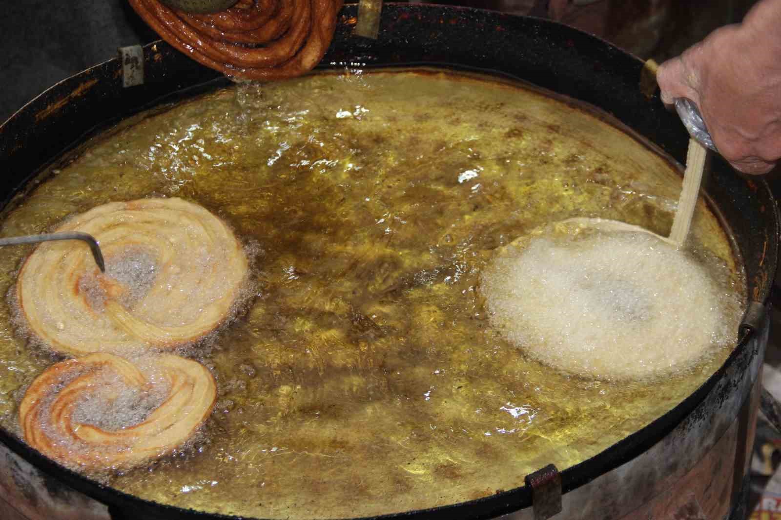 Nesilden nesille Ramazan ayına özel tatlı yapıyorlar