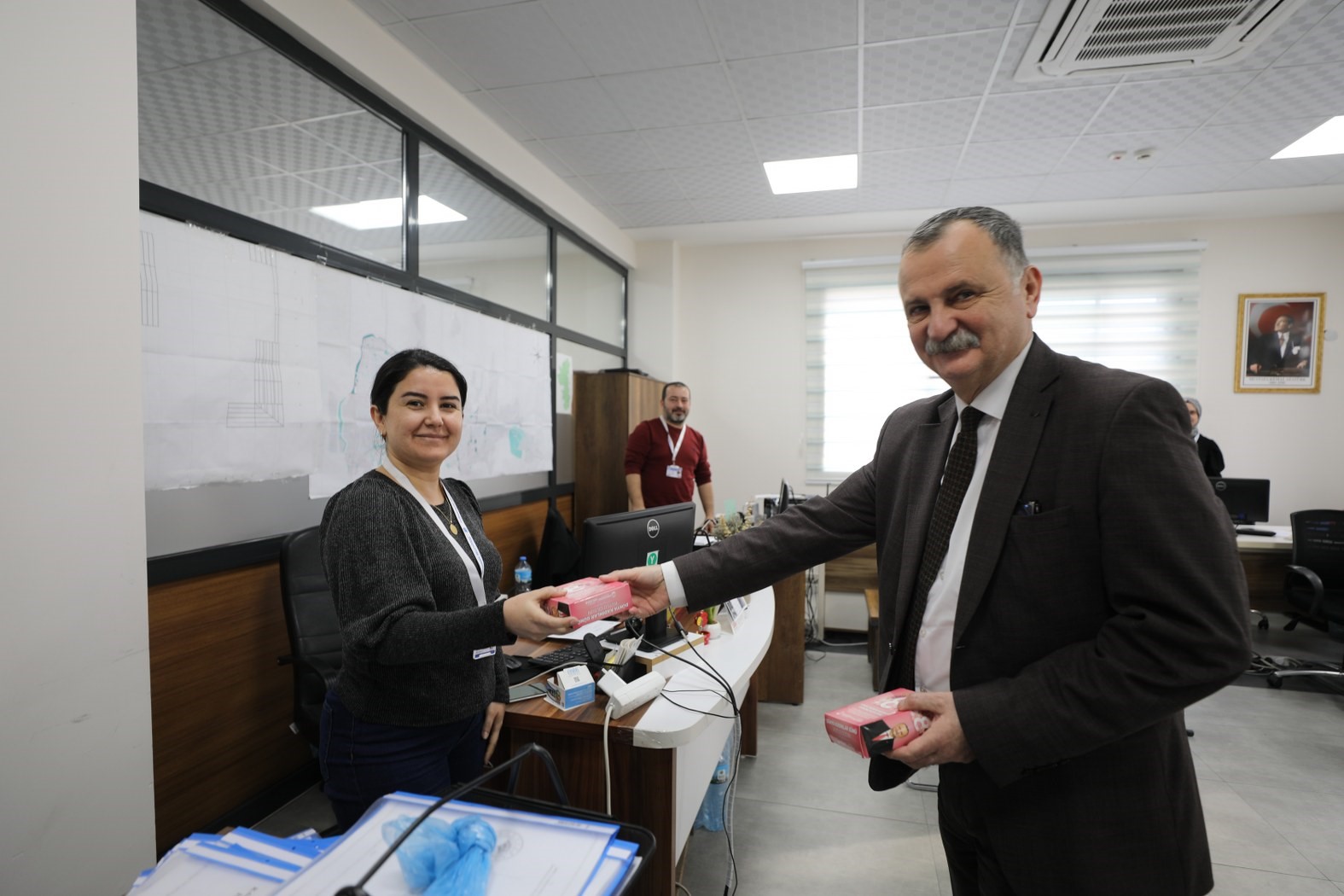 Başkan Balaban kadın &ccedil;alışanların g&uuml;n&uuml;n&uuml; kutladı
